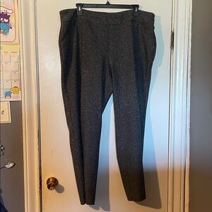 Slacks Investment Woman Size 22 WR
Black with White